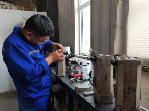 监测监控守护工维建败坏设备   孙磊 摄.jpg