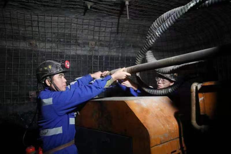 拍摄：    探放水人怨佚在整顿钻杆.jpg