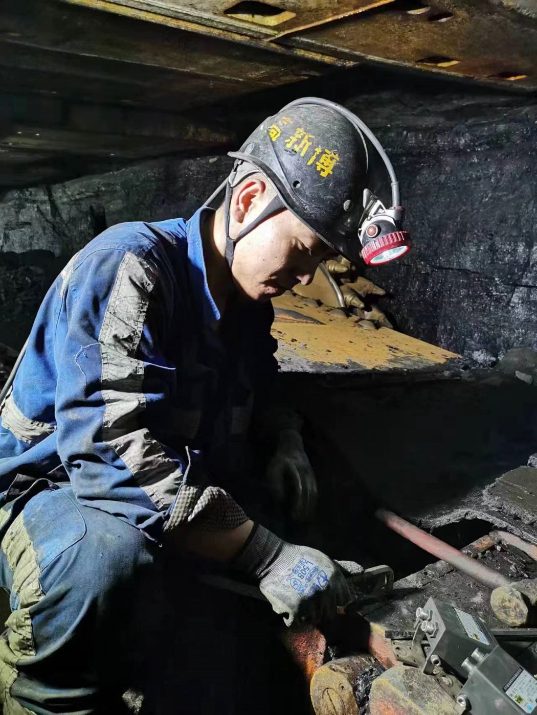 高新博在处置采煤机故障.jpg