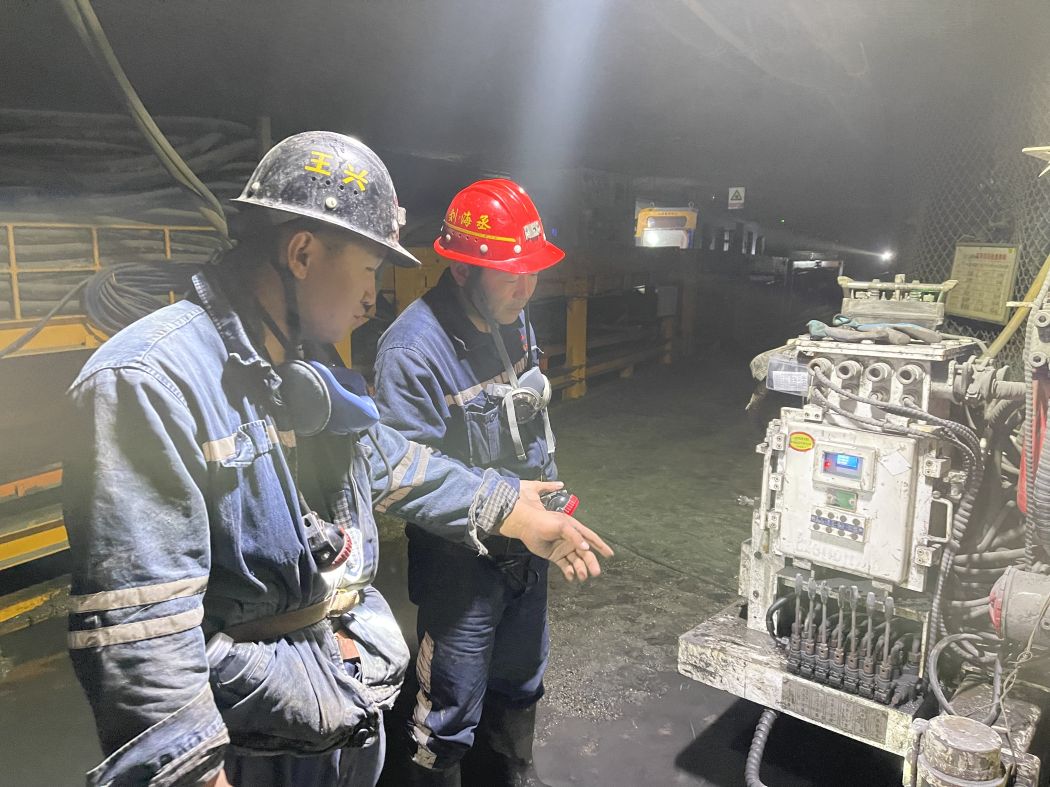 拍摄：任兴林  查抄钻机运行情况.jpg