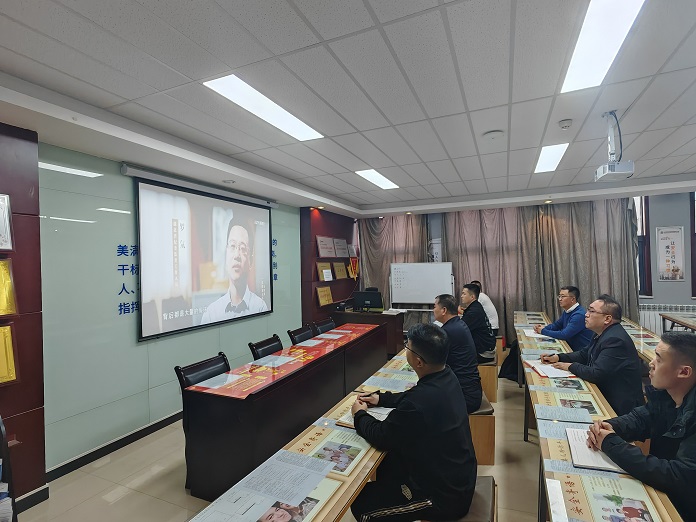 拍摄：任兴林  组织党员旁观《持续发力 纵深推动》专题片.jpg