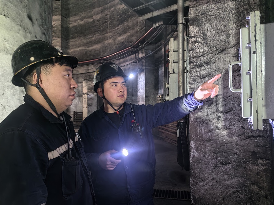 图三  班组上进行现场巡回查抄  贺晓兰  摄.jpg