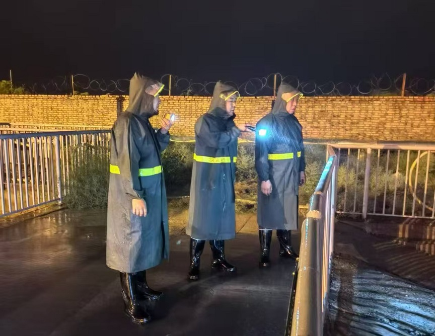 图二  该队掌管人排查6号蓄水池水位情况  运营公司选运队方辽辽  摄.jpg